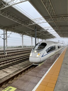 高铁站台上的高速列车