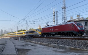 铁轨上的红色火车