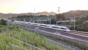 夕阳下高速行驶的高铁列车