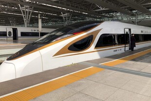 高速列车停靠在站台