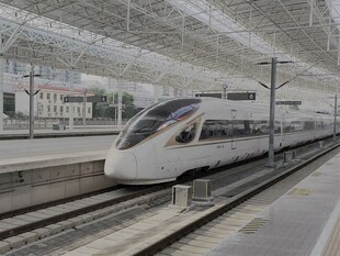 高铁站台上的高速列车