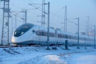 雪地中的高速列车