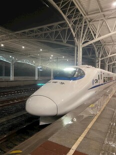 高铁站台上的高速列车