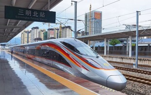 高速列车停靠现代车站