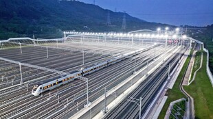 夜幕下的铁路编组站