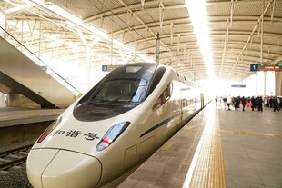 高铁站台上的高速列车