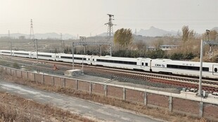 高速行驶的现代化列车