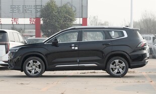 黑色SUV停于户外停车场