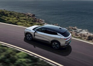 公路上行驶的时尚白色SUV