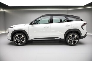 白色时尚SUV汽车展示