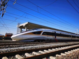 高速列车停靠在铁轨之上