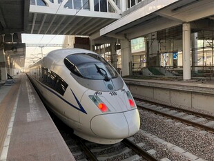 高速列车停靠在站台