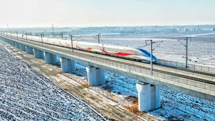 冬日铁轨上行驶的高速列车