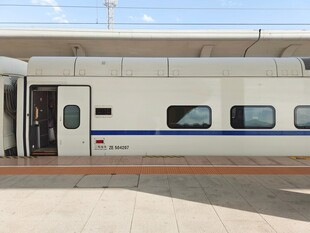 停靠站台的现代高速列车