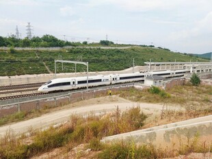高速行驶的现代化高铁列车