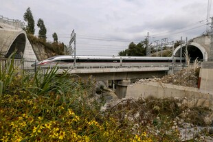 山间铁路桥与周边自然景观