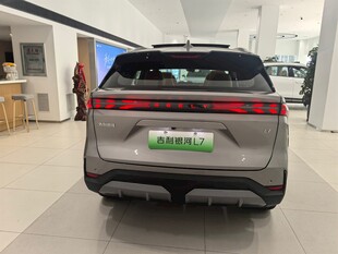 室内展示的灰色SUV汽车