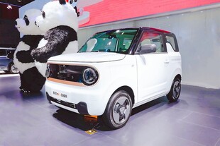 白色小巧新能源汽车展示