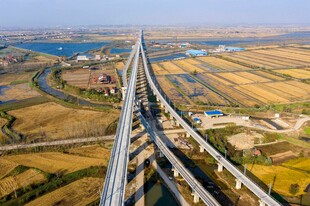 俯瞰壮观高架桥铁路景象