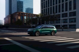 城市街道上的绿色SUV