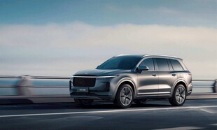 公路上行驶的银色SUV