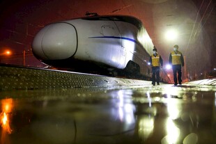 夜间检修中的高速列车