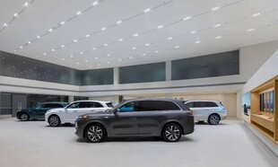 现代展厅中的多辆汽车展示