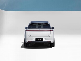 白色时尚款汽车正面展示