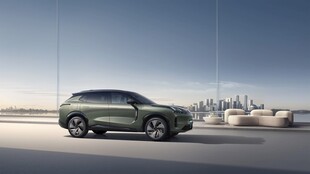 公路上行驶的时尚绿色SUV