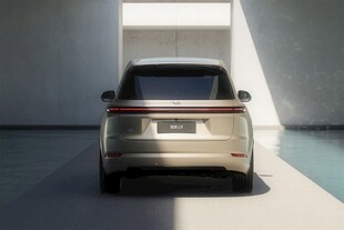 银色汽车尾部特写