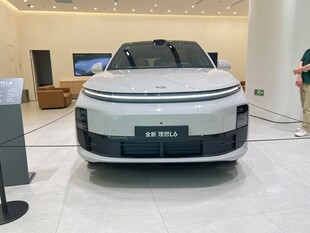 展厅中的时尚新能源汽车