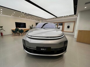 未来感十足的室内展示汽车