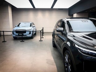 展厅内两辆精致汽车展示