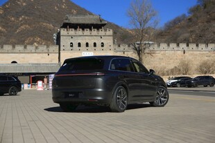 长城前的黑色时尚汽车