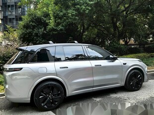 白色豪华SUV户外停放