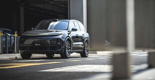 城市道路上的酷炫黑色汽车