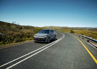 公路上行驶的一辆汽车