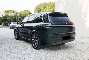 深绿色时尚SUV汽车尾部