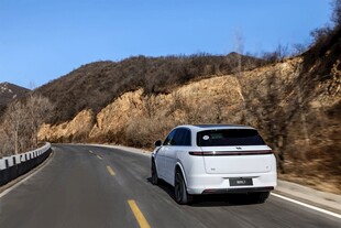 公路上行驶的白色SUV