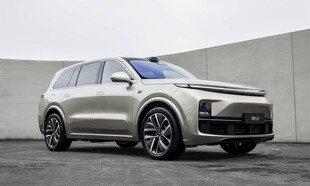 银色时尚款新能源SUV汽车