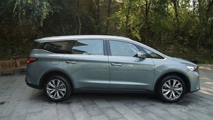 银灰色时尚家用MPV外观