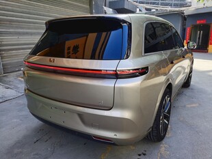 金色时尚MPV汽车尾部特写