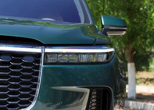 墨绿色汽车前脸特写