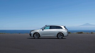 公路上的银色时尚SUV