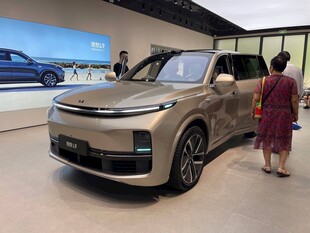 展厅中的时尚新款汽车