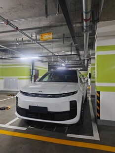 地下停车场中的白色汽车