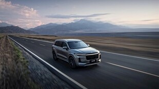 公路上行驶的银色SUV