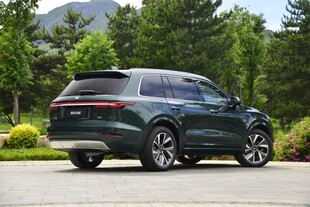 墨绿色SUV汽车优雅外观