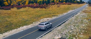 公路上行驶的银色轿车