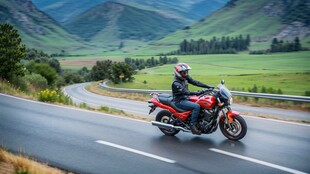 公路骑士驰骋于青山绿野间